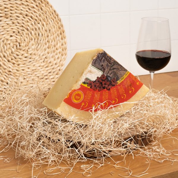 Alternative view of Formaggio vaccino Valtellina Casera DOP 300gr