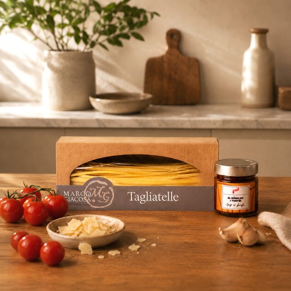 Questo kit nasce dall’incontro tra le tagliatelle all’uovo di Marco Giacosa e il nostro storico sugo ai funghi prodotto da Fratelli Pavesi. Un abbinamento che richiama immediatamente la tradizione del Nord Italia, fatta di pasta fresca, profumi di bosco e ricette autentiche tramandate nel tempo. Un primo piatto elegante ma genuino, capace di valorizzare semplicità e qualità della materia prima.